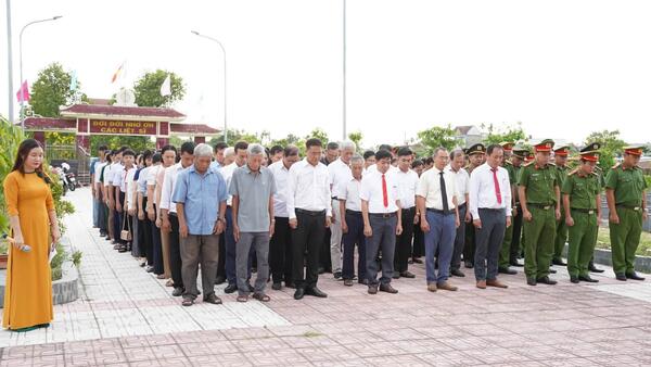 XÃ LÂN PHONG DÂNG HƯƠNG, VIẾNG NGHĨA TRANG LIỆT SĨ ĐỨC LÂN NHÂN KỶ NIỆM 81 NĂM QUỐC KHÁNH 02/9