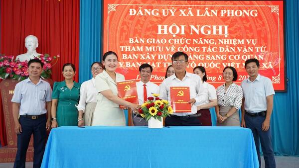 XÃ LÂN PHONG BÀN GIAO CHỨC NĂNG, NHIỆM VỤ THAM MƯU CÔNG TÁC DÂN VẬN TỪ BAN XÂY DỰNG ĐẢNG SANG CƠ QUAN UBMTTQVN XÃ
