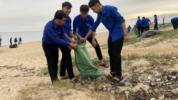 MẶT TRẬN VÀ HỘI ĐOÀN THỂ XÃ LÂN PHONG PHÁT ĐỘNG RA QUÂN DỌN VỆ SINH, LÀM SẠCH BÃI BIỂN VÀ BẢO VỆ MÔI TRƯỜNG