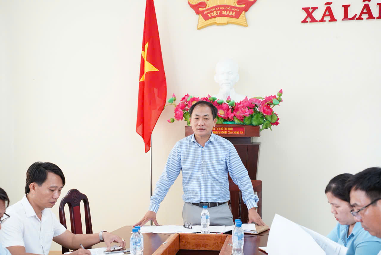 Ảnh: Đồng chí Lê Hồng Sa- Phó bí thư, Chủ tịch UBND xã chủ trì cuộc họp