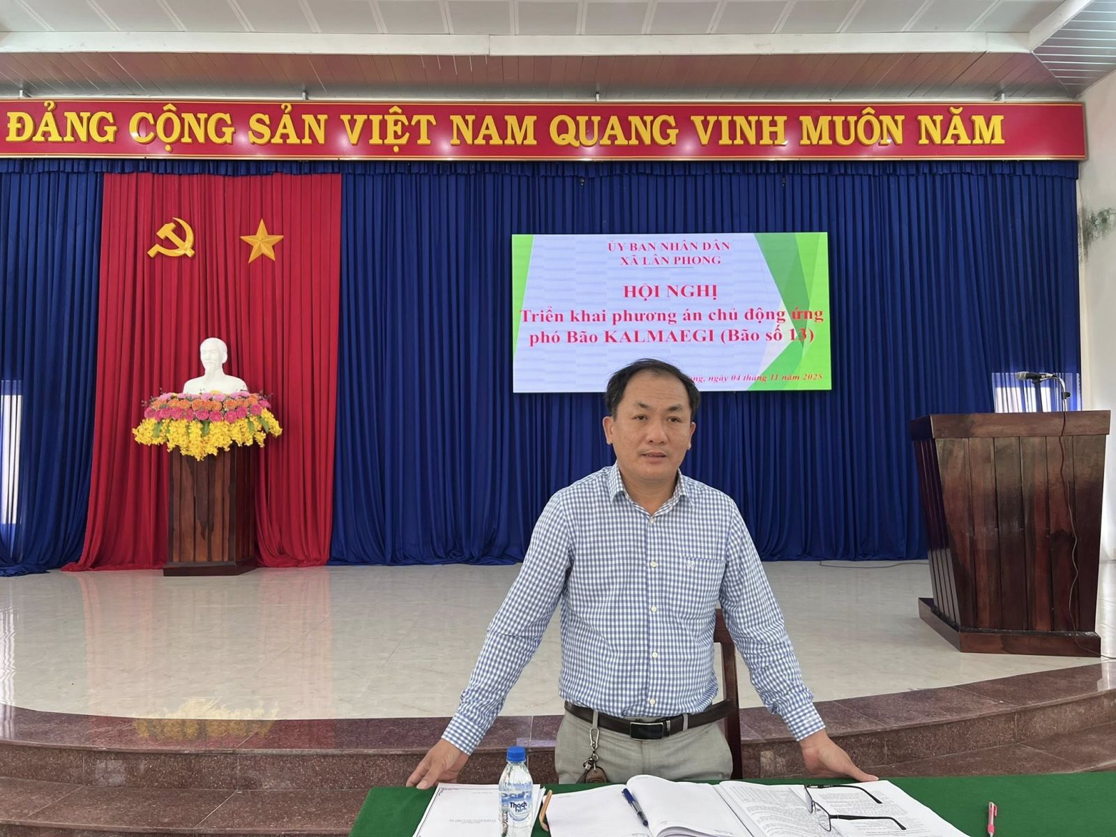 Đồng chí Lê Hồng Sa- Phó bí thư, chủ tịch UBND xã chủ trì cuộc họp