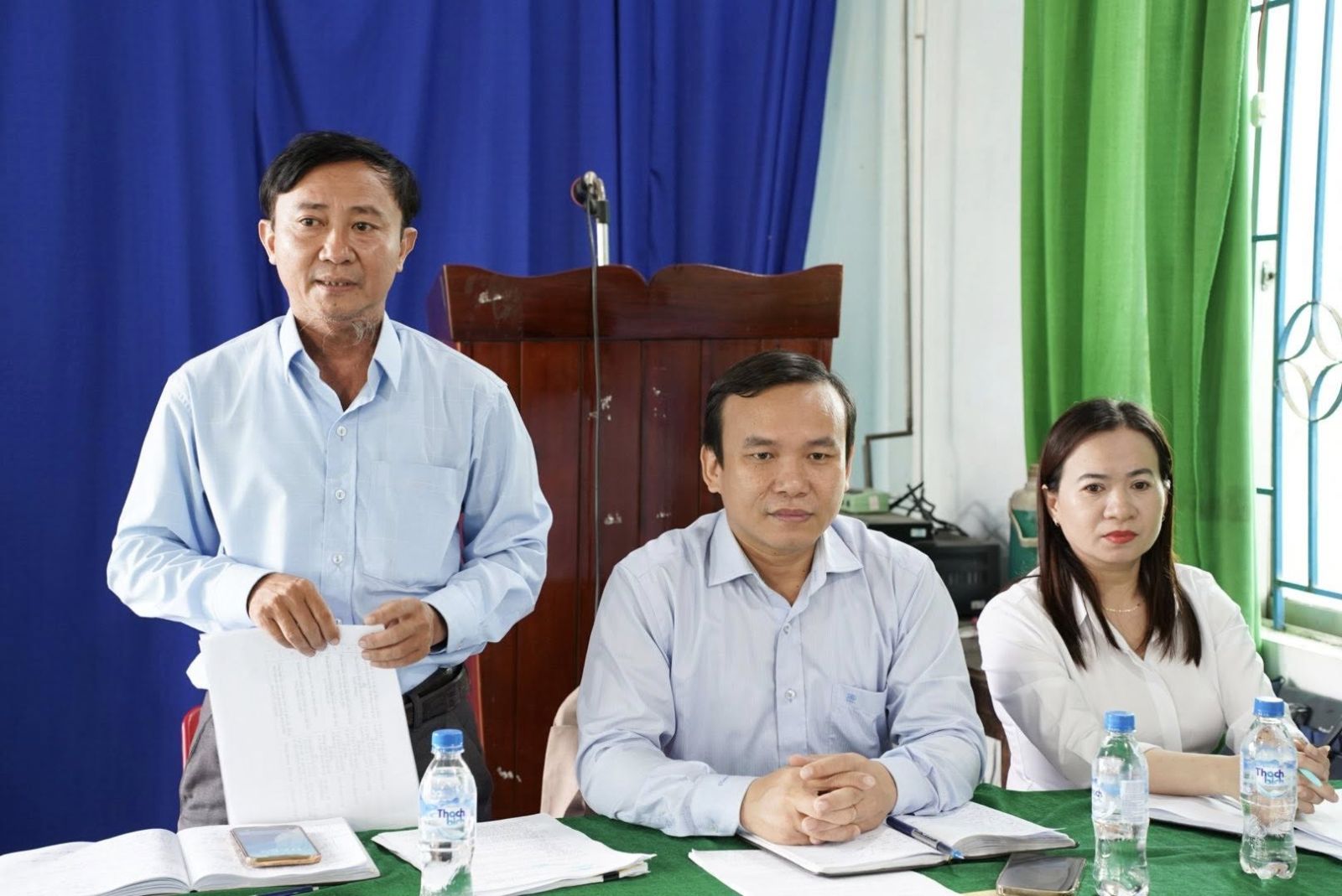 Ảnh: Đồng chí Nguyễn Luôn- ĐUV, Phó chủ tịch UBND xã chủ trì cuộc họp