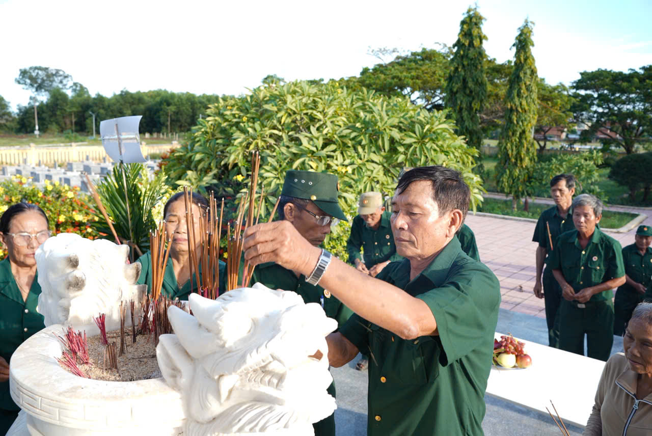 Ảnh:Các đại biểu đã thành kính dâng hoa, dâng hương đến các Anh hùng Liệt sĩ