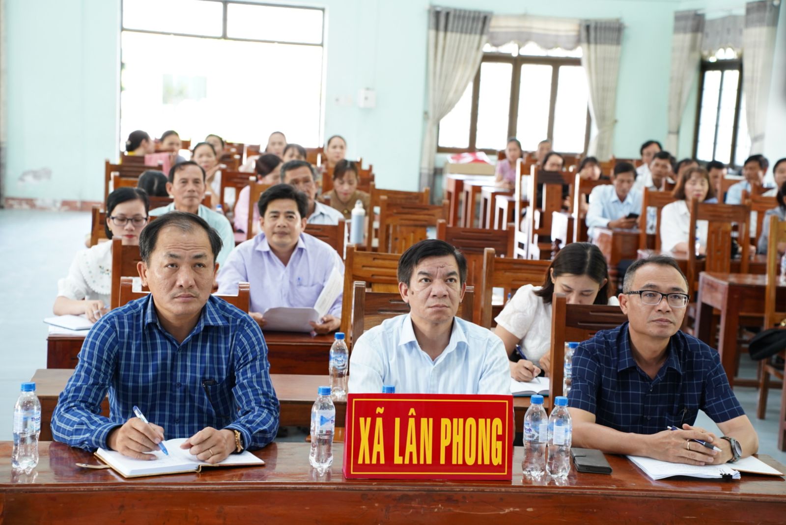 Ảnh: Lãnh đạo xã Lân Phong tham dự hội nghị trực tuyến