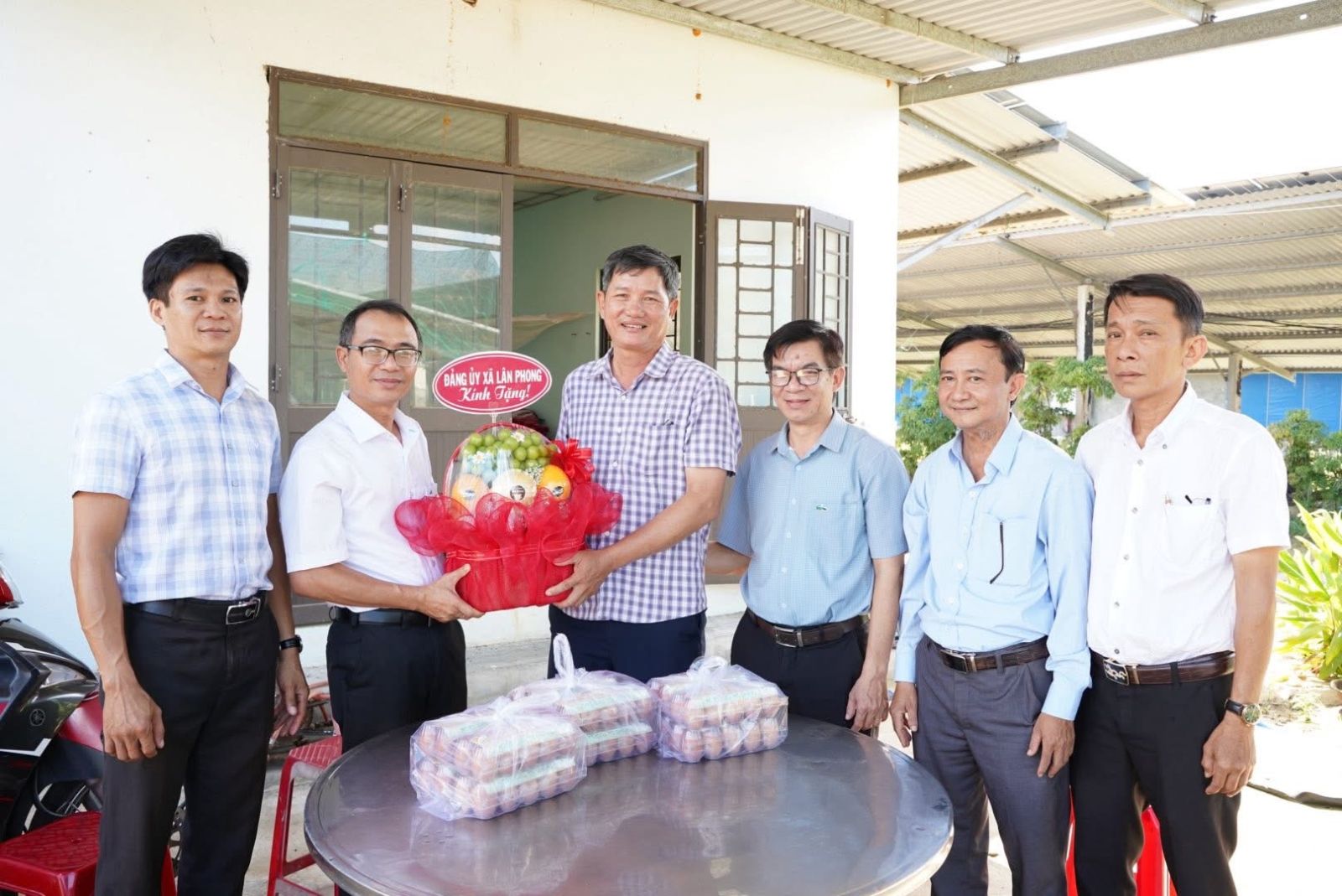 Ảnh: Đoàn đã đến thăm mô hình chăn nuôi gà đẻ trứng, gà thịt kết hợp hệ thống điện mặt trời áp mái của gia đình ông Nguyễn Văn Lộc