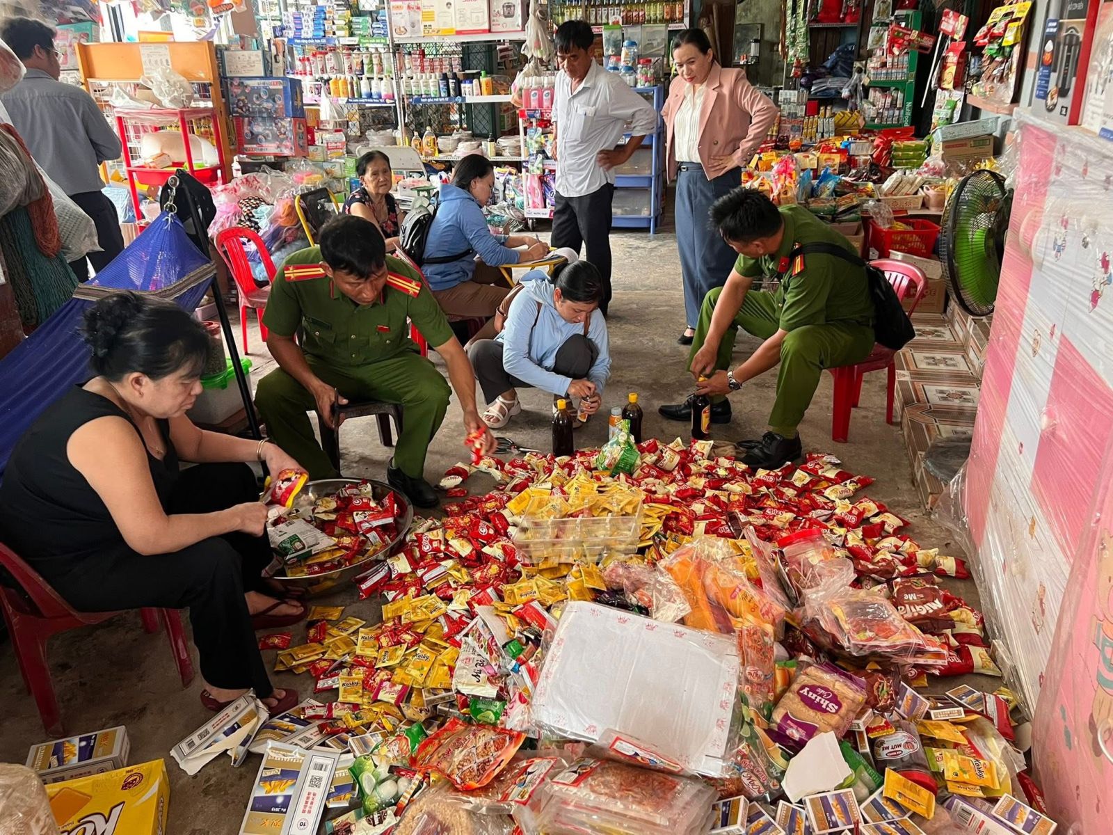 Ảnh: đoàn đã phát hiện một số sản phẩm nước ngọt, bánh kẹo, dầu ăn, mì tôm, sữa ...hết hạn sử dụng.