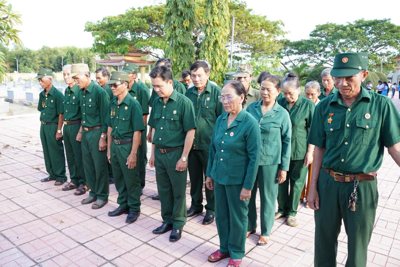 Ảnh: Lễ viếng  các anh hùng liệt sĩ tại Nghĩa trang liệt sĩ xã Lân Phong ở thôn Văn Hà