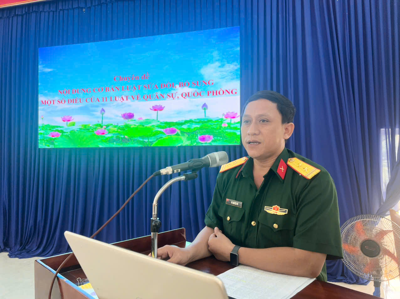 Ảnh: Trung tá Võ Nguyên Vũ- Phó chính ủy BCH Khu vực 5 Đức Phổ quán triệt những nội dung cơ bản tại lớp cập nhật